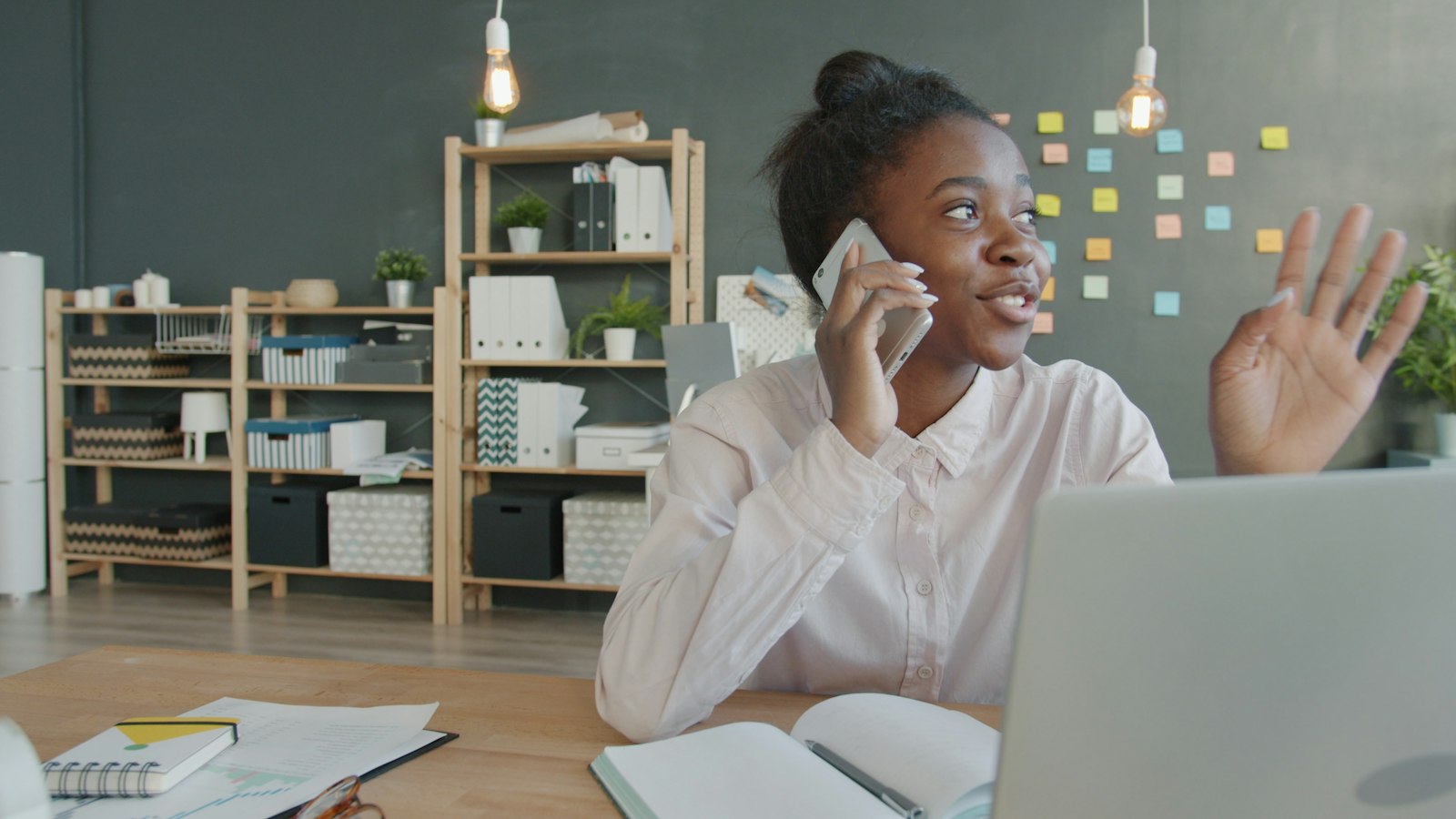 Advisor on a phone call at her desk